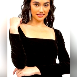 New n:‎ Philanthropy Armida
Black Square Neck Long Sleeve Velvet Top size S